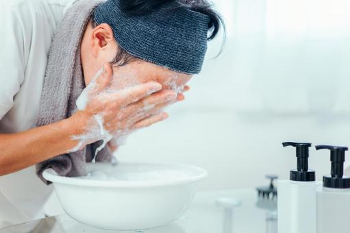 洗顔中の男性イメージ画像